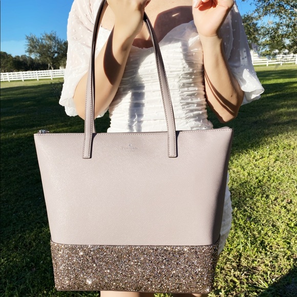 Gaby’sBags👜💕- Kate spade large tote gray glitter